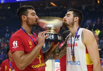 Los hermanos Willy y Juancho Hernangómez besan el trofeo. 