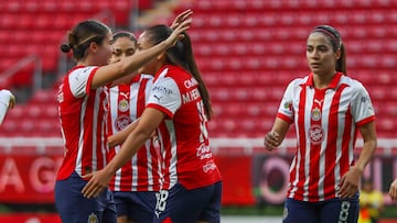 Jugadoras de Chivas Femenil festejan un gol en la Liga MX Femenil.