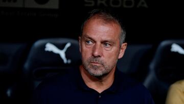 Soccer Football - LaLiga - Valencia v FC Barcelona - Estadio de Mestalla, Valencia, Spain - August 17, 2024 FC Barcelona coach Hansi Flick REUTERS/Pablo Morano