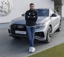 Los jugadores del Real Madrid de Baloncesto reciben los nuevos coches
