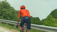 Egan Bernal publica un video en Twitter de píe sobre la bicicleta.