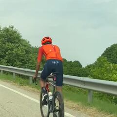 Egan Bernal se para en pedales por primera vez tras el accidente