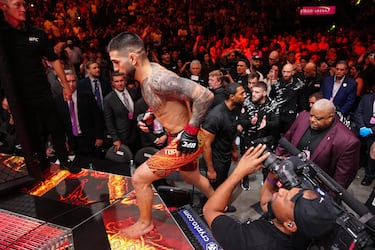 Ilia Topuria apareció y, entre los abucheos y el olor a las 16 rosas que sacó su equipo, se echó al bolsillo al T-Mobile Arena de Las Vegas con su ‘Canción del Mariachi’, que aunaba a hispanos y españoles.