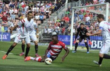 Isaac Sucess cae en el área ante Kolodziejczak.