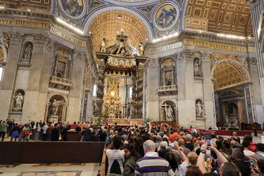 Cientos de personas esperan para despedirse del papa Francisco en la Basílica de San Pedro. 