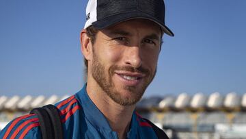 Sergio Ramos posa para AS (Miguel Morenatti), ayer en las escalerillas del avión que llevó a España a Oslo para jugar ante Noruega.