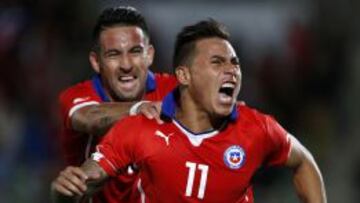 Eduardo Vargas y uno de sus festejos con la Roja de Sampaoli.