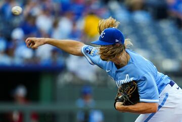 Scott Barlow, de los Kansas City Royals, lanza la bola en un lance de su partido contra los Colorado Rockies, en su enfrentamiento de la liga estadounidense de béisbol (MLB). Es tal el ímpetu con el que se emplea el pitcher que la melena al viento impide que se vea su cara en la fotografía. El triunfo fue para los Rockies (6-4).