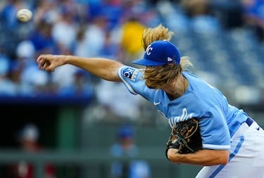 Scott Barlow, de los Kansas City Royals, lanza la bola en un lance de su partido contra los Colorado Rockies, en su enfrentamiento de la liga estadounidense de béisbol (MLB). Es tal el ímpetu con el que se emplea el pitcher que la melena al viento impide que se vea su cara en la fotografía. El triunfo fue para los Rockies (6-4).