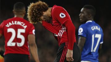 Fellaini comete penal y hunde más a Mourinho y al United