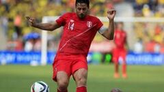 MED705. BARRANQUILLA (COLOMBIA), 08/10/2015.- Claudio Pizarro (i) de Perú ante Frank Fabra (d) de Colombia hoy, jueves 8 de octubre de 2015, durante el partido en el estadio Metropolitano de Barranquilla (Colombia), durante la primera fecha de las eliminatorias suramericanas al Mundial Rusia 2018. EFE/Ricardo Maldonado