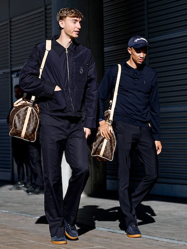 Dean Huijsen y Trent Alexander-Arnold en la salida hacia Manchester. 