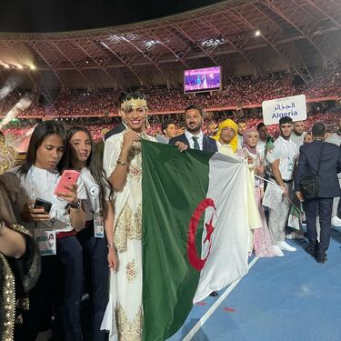 Imane Khelif nació el 2 de mayo de 1999 (25 años) en Tiaret, Argelia. Ha representado a Argelia en los Juegos Olímpicos de Japón 2020 y en los actuales de París 2024. También representó a su país en el Campeonato Mundial de Boxeo Femenino AIBA 2019, en el Campeonato Mundial de Boxeo Femenino IBA 2022 y, fue descalificada antes de su pelea por el oro en el Campeonato Mundial de Boxeo Femenino IBA 2023 por altos niveles de testosterona. 