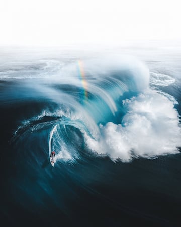"Encontr¨¦ oro al final de este arco¨ªris, donde el surfista Ollie Henry escapa de una monstruosa ola en el suroeste de Western Australia". Primera clasificada en la categor¨ªa Sports.
