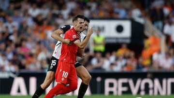 Aimar Oroz disputa un balón.