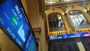 Una pantalla muestra este mi&eacute;rcoles en la Bolsa de Madrid la cotizaci&oacute;n del IBEX 35.