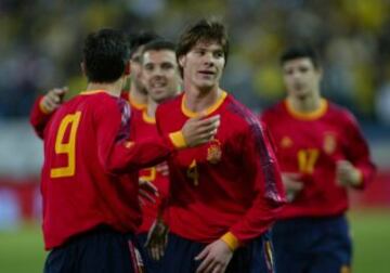 La buena temporada de Xabi Alonso con la Real le llevó a debutar con España de la mano de Iñaki Sáez. Fue en un partido amistoso contra Ecuador en abril de 2003.