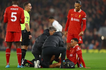 Los médicos del Liverpool atienden a Trent Alexander-Arnold durante el partido ante el Aston Villa.