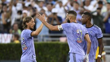 Benzema celebra con Modric y Alaba el 1-0 del Madrid a la Juventus.