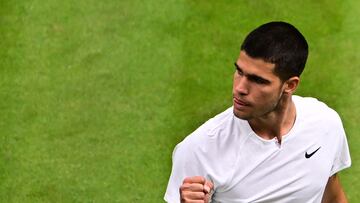 Spain's Carlos Alcaraz celebrates after scoring a point against Germany's Jan-Lennard Struff during their men's singles tennis match on the first day of the 2022 Wimbledon Championships at The All England Tennis Club in Wimbledon, southwest London, on June 27, 2022. (Photo by SEBASTIEN BOZON / AFP) / RESTRICTED TO EDITORIAL USE