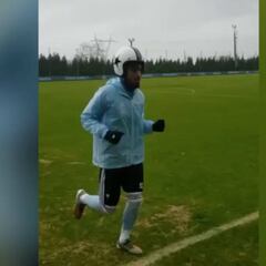 La peculiar manera de Rafinha de protegerse del viento mientras entrena