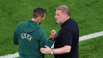 Soccer Football - Europa League - Final - Tottenham Hotspur v Manchester United - San Mames, Bilbao, Spain - May 21, 2025 Tottenham Hotspur manager Ange Postecoglou talks to 4th official Maurizio Mariani REUTERS/Juan Medina