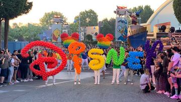 Uno de los parques de diversiones más famosos del mundo se sumó al festejo del mes del orgullo LGBT con un increíble desfile en París.