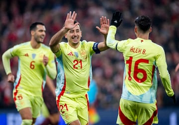 0-1. Mikel Oyarzabal celebra el primer gol con sus compañeros de equipo.