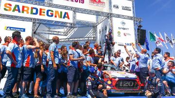 2019 FIA World Rally Championship
Round 08 Rally Italia Sardegna
13 - 16 June 2019
Day 3, Podium, Dani Sordo, Carlos Del Barrio, Anders Jaeger, Andrea Adamo
Photographer: Fabien Dufour
Worldwide copyright: Hyundai Motorsport GmbH