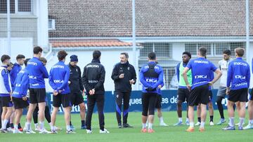 Vicente Moreno charla con sus jugadores en Tajonar.