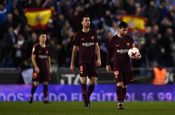 1-0. Messi y Sergio busquets tras el gol de Oscar Melendo.