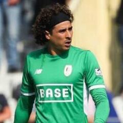 Guillermo Ochoa rompe racha de 60 partidos como titular