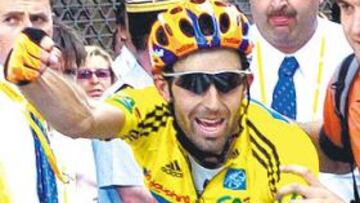 <b>VICTORIA. </b>Íñigo Landaluze suelta su euforia tras soportar una gran tensión durante la etapa.