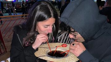 La nueva locura dieciochera: ¡una piscola servida en chupalla!