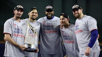 PHOENIX, ARIZONA - NOVEMBER 01: The Texas Rangers celebrate with the Commissioner's Trophy after beating the Arizona Diamondbacks 5-0 in Game Five to win the World Series at Chase Field on November 01, 2023 in Phoenix, Arizona.   Harry How/Getty Images/AFP (Photo by Harry How / GETTY IMAGES NORTH AMERICA / Getty Images via AFP)