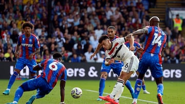 Soccer Football - Premier League - Crystal Palace v Manchester United - Selhurst Park, London, Britain - September 21, 2024 Manchester United's Lisandro Martinez shoots at goal Action Images via Reuters/Peter Cziborra EDITORIAL USE ONLY. NO USE WITH UNAUTHORIZED AUDIO, VIDEO, DATA, FIXTURE LISTS, CLUB/LEAGUE LOGOS OR 'LIVE' SERVICES. ONLINE IN-MATCH USE LIMITED TO 120 IMAGES, NO VIDEO EMULATION. NO USE IN BETTING, GAMES OR SINGLE CLUB/LEAGUE/PLAYER PUBLICATIONS. PLEASE CONTACT YOUR ACCOUNT REPRESENTATIVE FOR FURTHER DETAILS..