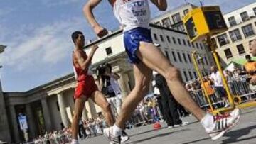<b>SIEMPRE POR LOS AIRES. </b>Valeriy Borchin, el campeón mundial, en diversas imágenes donde se muestra su continua marcha irregular.