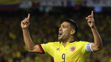 BAQ216. BARRANQUILLA (COLOMBIA), 05/10/2017. El jugador de la selección colombiana de fútbol Falcao García celebra su anotación ante Paraguay hoy, 5 de octubre de 2017, durante su partido por las eliminatorias al mundial de Rusia 2018, en el Estadio Metropolitano de Barranquilla (Colombia). EFE/MAURICIO DUEÑAS