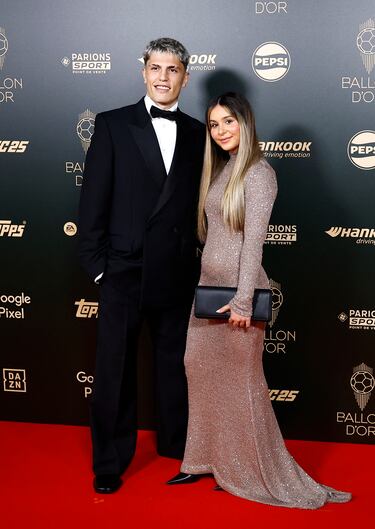 Alejandro Garnacho del Manchester United con Eva García.