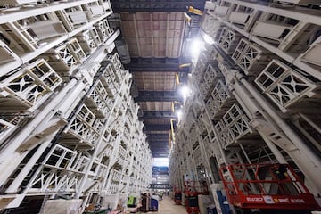 Las obras de remodelacin del estadio del Real Madrid siguen su curso sin descanso a pocos meses de su inauguracin. El club blanco presentado nuevas instantneas del interior y de la fachada del estadio.