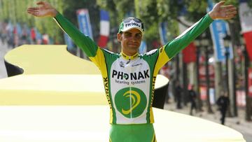 Óscar Pereiro posa en el podio del Tour de Francia 2005 tras ganar el premio al ciclista más combativo.