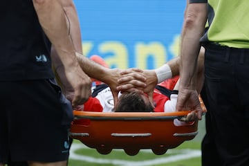 Rotterdam (Netherlands), 22/09/2024.- Santiago Gimenez of Feyenoord is stretchered off during the Dutch Eredivisie soccer match between Feyenoord Roterdam and NAC Breda in Rotterdam, Netherlands, 22 September 2024. (Países Bajos; Holanda) EFE/EPA/Pieter Stam de Jonge
