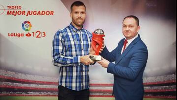 Alfredo Ortuño recibe el premio a mejor jugador de diciembre en LaLiga 1,2,3