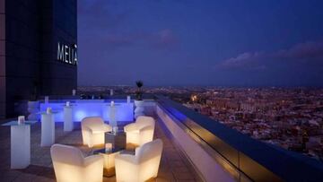 Su terraza es ideal para tomar algo por la noche