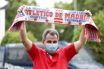 Algunos aficionados del Atltico de Madrid se acercaron a la fuente madrile?a de Neptuno para celebrar el ttulo de Liga conseguido.