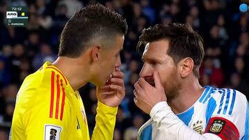 Lionel Messi se calienta con James