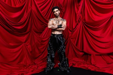 Cantante y productor armenio con un estilo contemporáneo que mezcla pop y electrónica con letras introspectivas. Es conocido por explorar temas de resiliencia y superación personal.