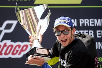 Es uno de los escenarios que mejor se la han dado a Valentino Rossi dentro del calendario de MotoGP. Es italiano, pero, en cierto modo, sent¨ªa que corr¨ªa en casa pese a estar en Montmel¨® (Barcelona). Las gradas se te?¨ªan de amarillo cada a?o para apoyar a ¡®Il Dottore¡¯ y ¨¦l les recompens¨® en siete ocasiones subiendo a lo m¨¢s alto del podio en la m¨¢xima categor¨ªa (2001, 2002, 2004, 2005, 2006, 2009 y 2016). Pero tampoco fueron las ¨²nicas: logr¨® una victoria en 125cc (1997) y dos en 250cc (1998 y 1999). Adem¨¢s, Barcelona siempre ha sido testigo de grandes batallas: la mejor, en palabras del propio Rossi, en 2009, jug¨¢ndose la victoria con Lorenzo en uno de sus duelos m¨¢s legendarios. Gan¨® el italiano con 0.095 segundos de ventaja, con una maniobra al l¨ªmite en la ¨²ltima curva y dejando una relaci¨®n todav¨ªa m¨¢s tirante entre compa?eros de box en Yamaha.