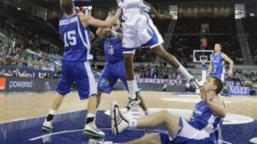 <b>CUESTIÓN DE FÍSICO. </b>Fischer y los otros cuatro pívots del Madrid destrozaron al Meridiano: las torres blancas anotaron 51 de los 80 puntos.
