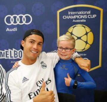 Cristiano Ronaldo con un joven aficionado en Melbourne.